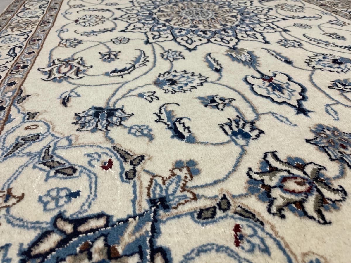 Perserteppich Nain, orientalisch, 120x202 cm, überwiegend in Blau und Weiß — Nahaufnahme der Textur