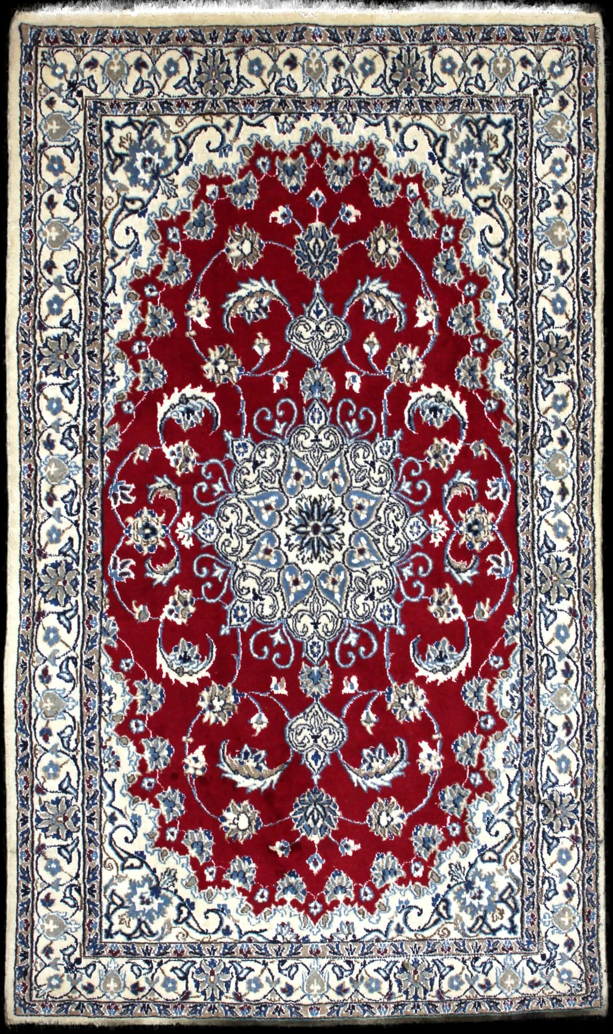 alfombra persa de estilo Nain en dimensiones 205 centímetros de largo por 117 centímetros de ancho con colores principalmente rojo