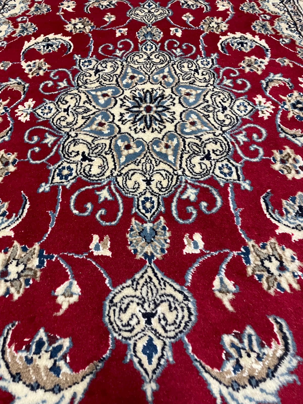 Tapis persan Nain, oriental, 117x205 cm, principalement rouge et bleu — Perspective