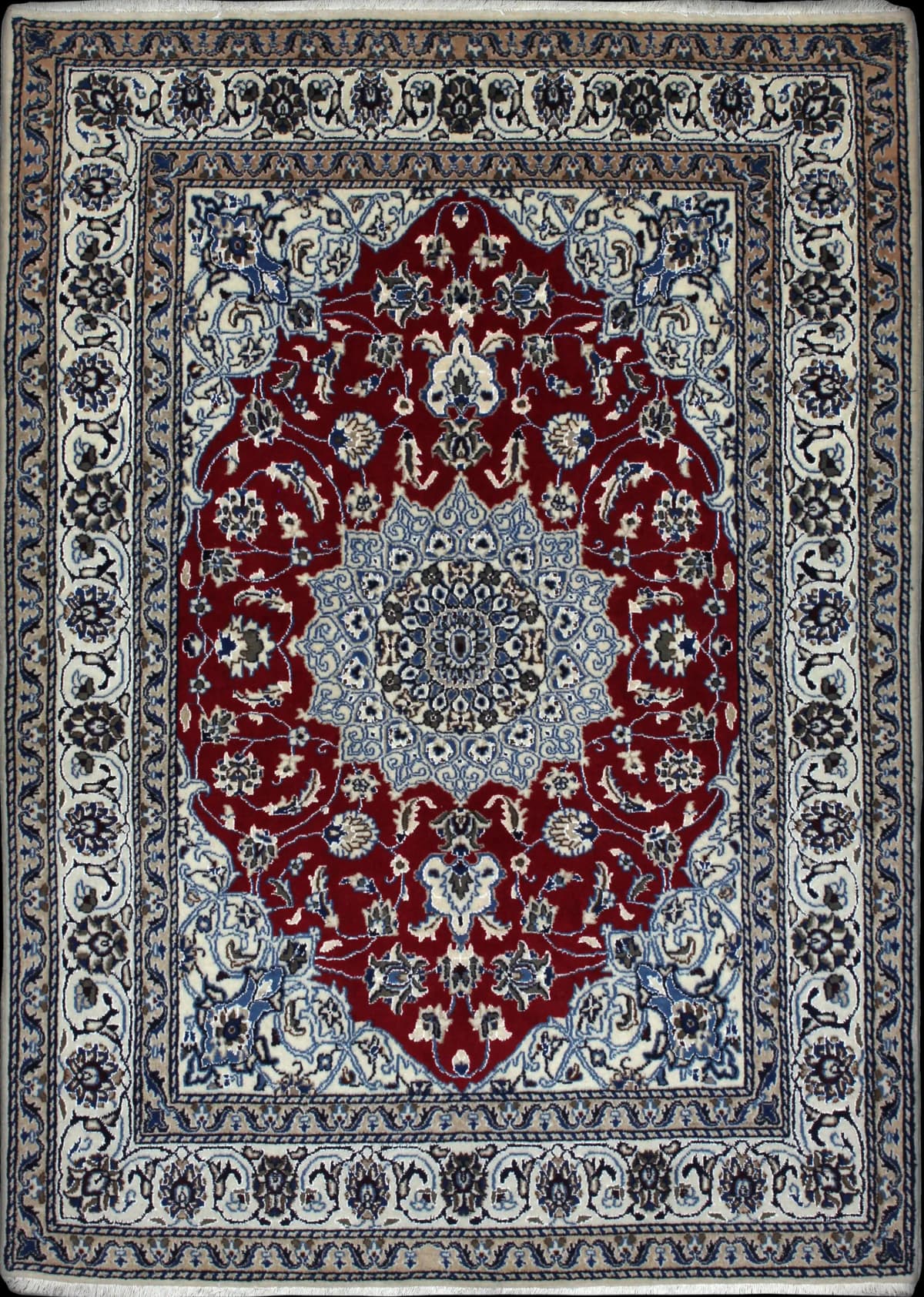 alfombra persa de estilo Nain en dimensiones 203 centímetros de largo por 140 centímetros de ancho con colores principalmente rojo y azul