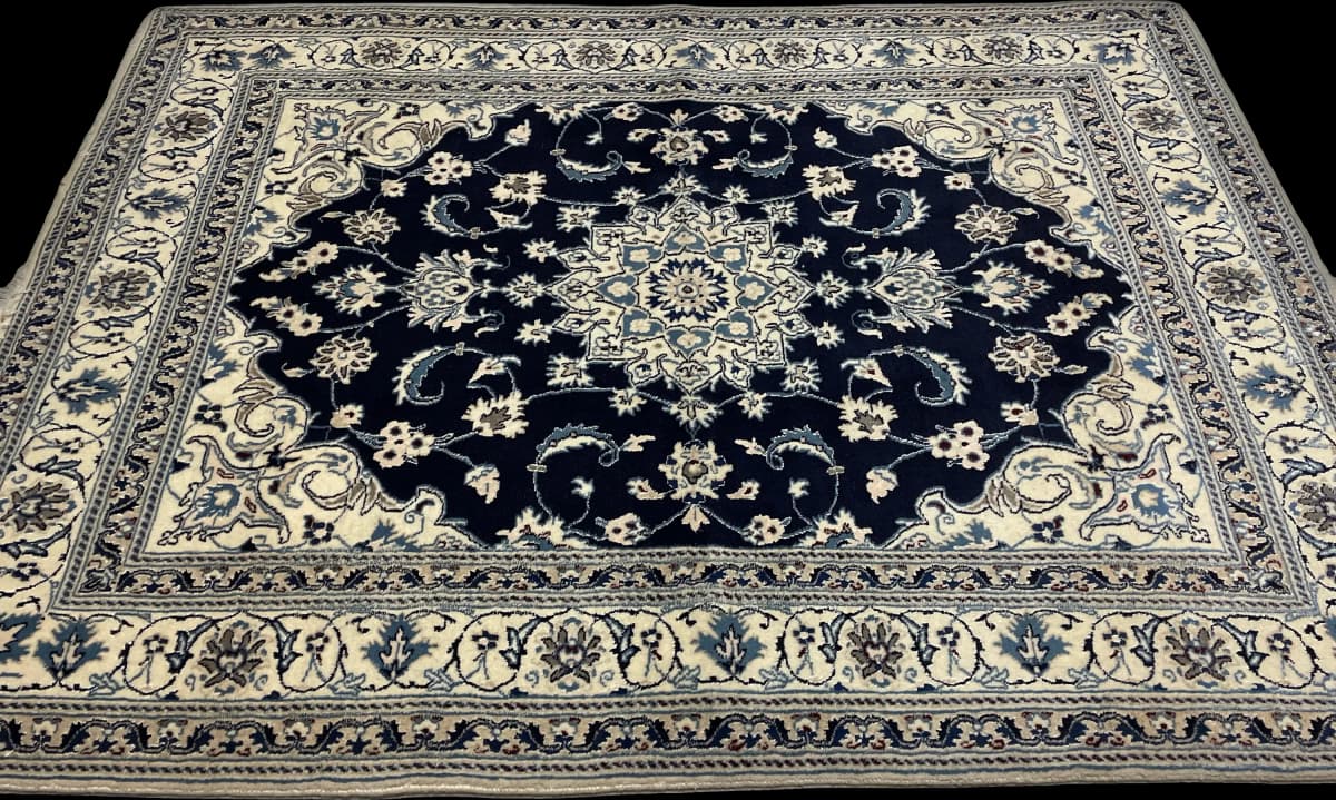 Alfombra persa Nain, floral, 148x204 cm, principalmente en azul y blanco — Perspectiva