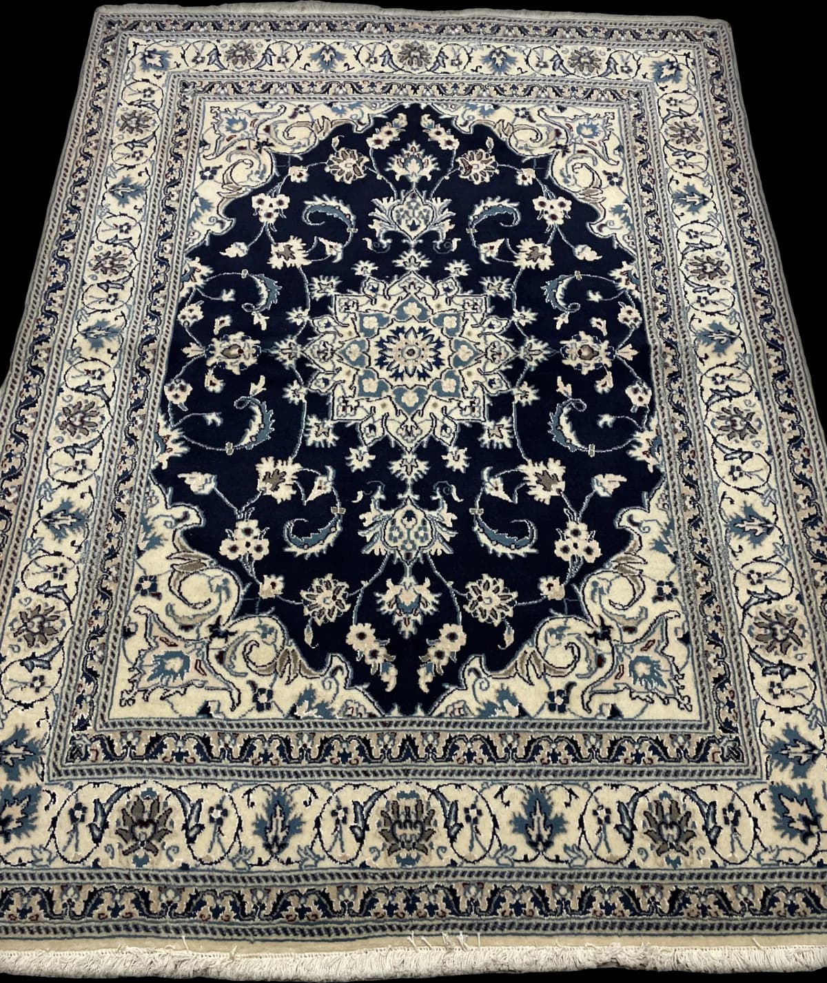 Alfombra persa Nain, floral, 148x204 cm, principalmente en azul y blanco — Perspectiva