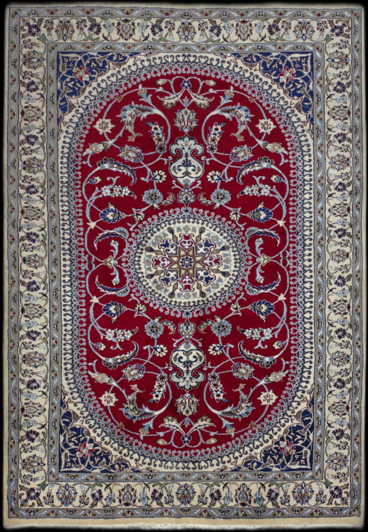 alfombra Pakistán en dimensiones 253 centímetros de largo por 162 centímetros de ancho con colores principalmente rojo y azul