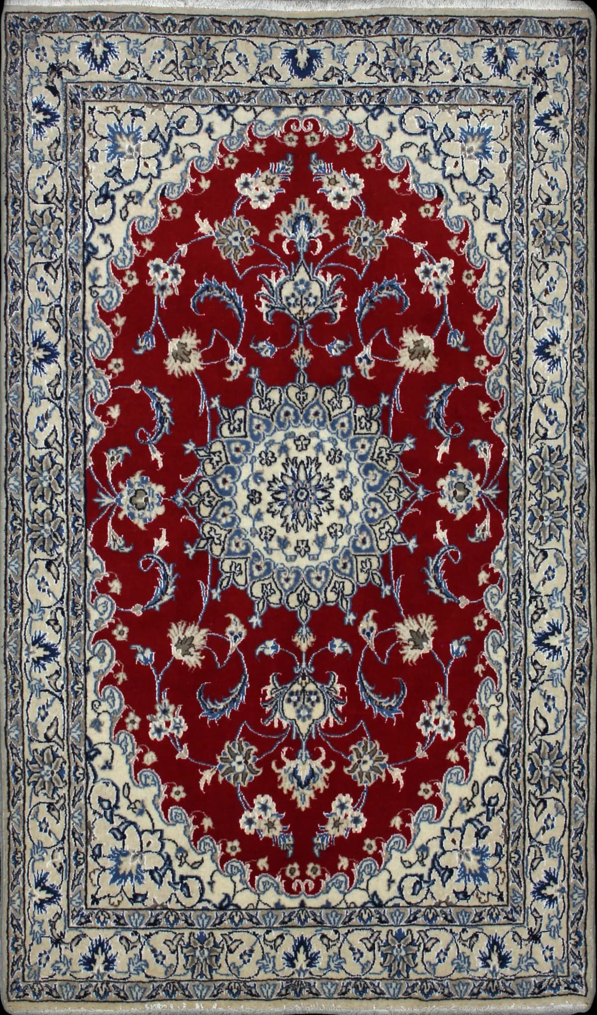alfombra persa de estilo Nain en dimensiones 200 centímetros de largo por 118 centímetros de ancho con colores principalmente rojo