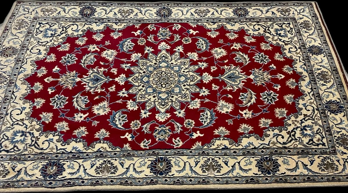Perserteppich Nain, orientalisch, 115x195 cm, überwiegend in Rot — Perspektive