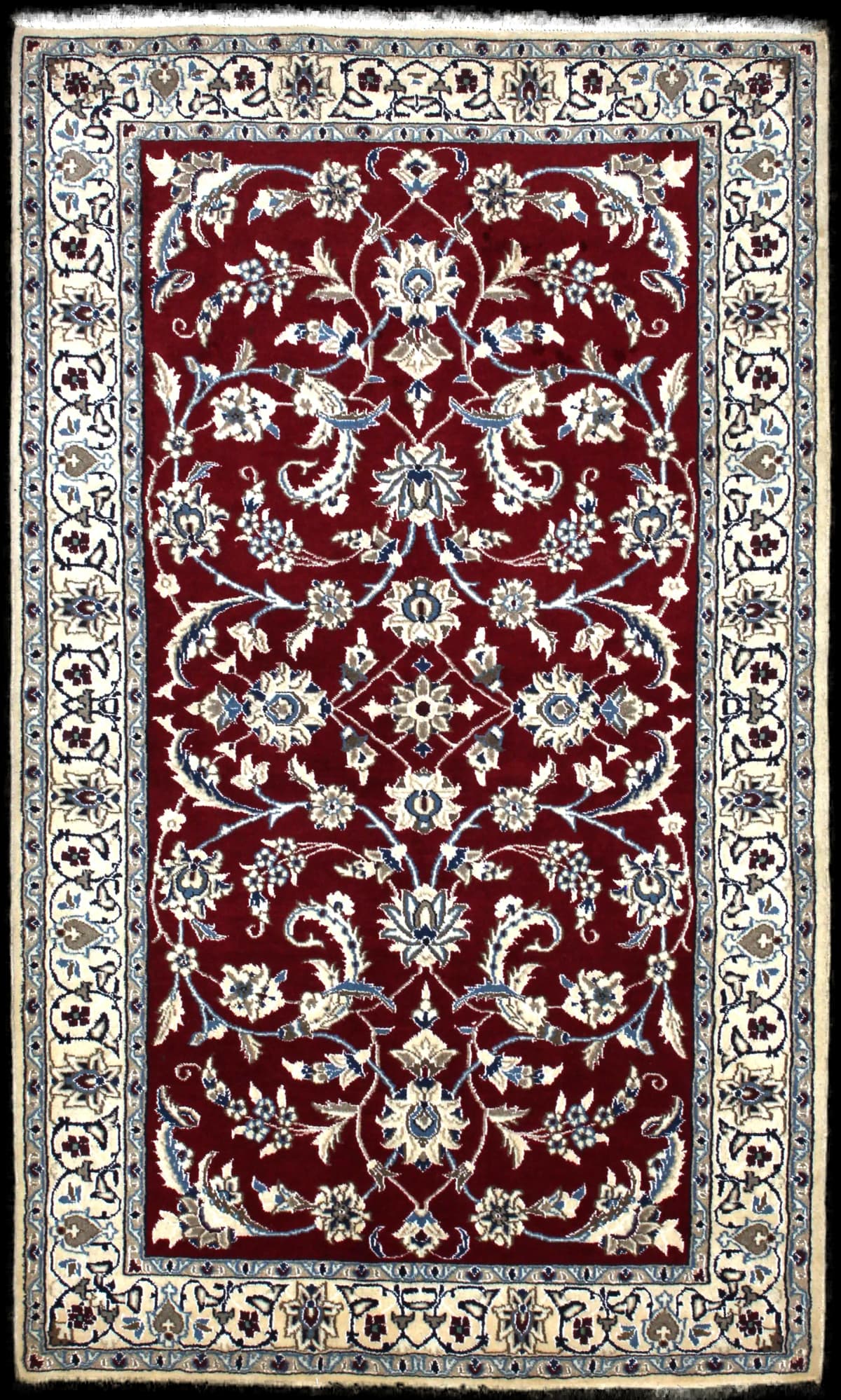 alfombra persa de estilo Nain en dimensiones 200 centímetros de largo por 118 centímetros de ancho con colores principalmente rojo