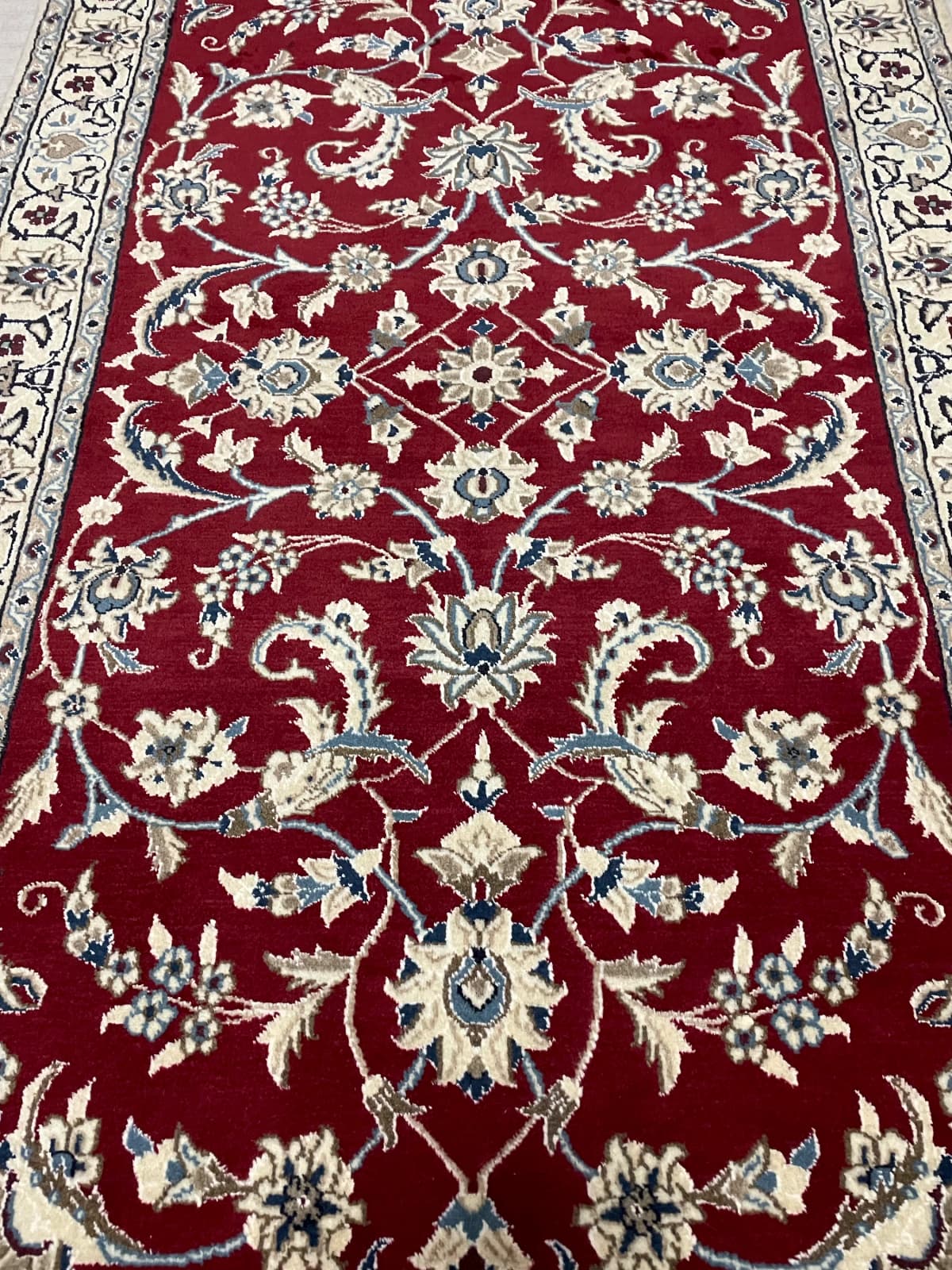 Tapis persan Nain, oriental, 118x200 cm, principalement rouge — Perspective