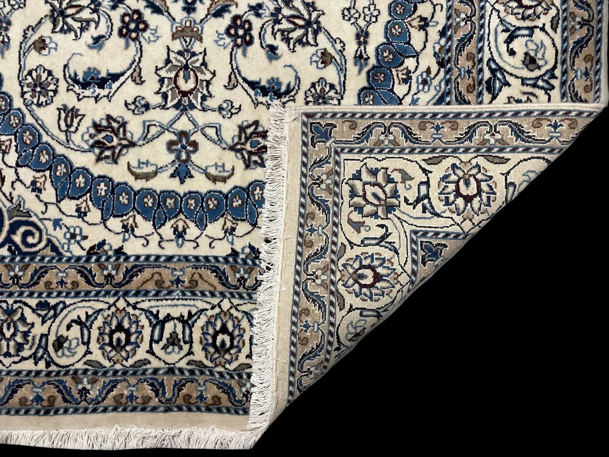 Perserteppich Nain, orientalisch, 148x212 cm, überwiegend in Blau und Weiß — Gefaltet