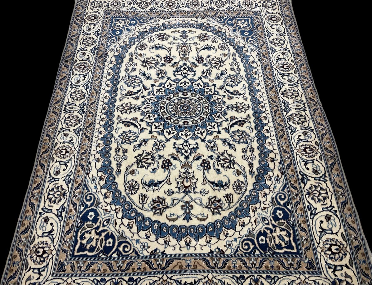 Perserteppich Nain, orientalisch, 148x212 cm, überwiegend in Blau und Weiß — Perspektive