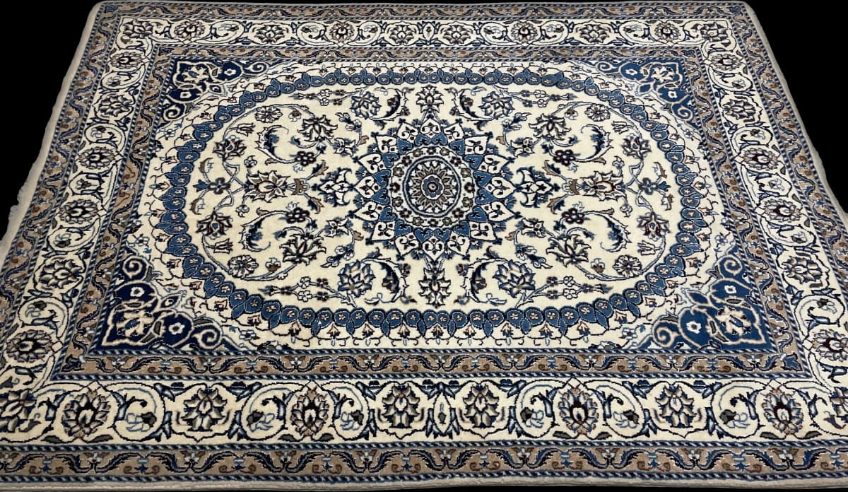Perserteppich Nain, orientalisch, 148x212 cm, überwiegend in Blau und Weiß — Perspektive