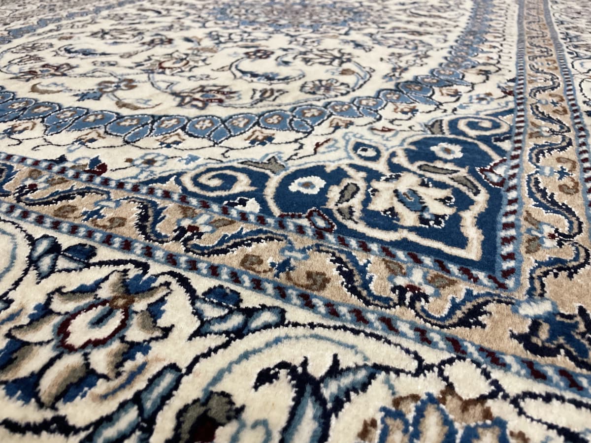 Perserteppich Nain, orientalisch, 148x212 cm, überwiegend in Blau und Weiß — Perspektive