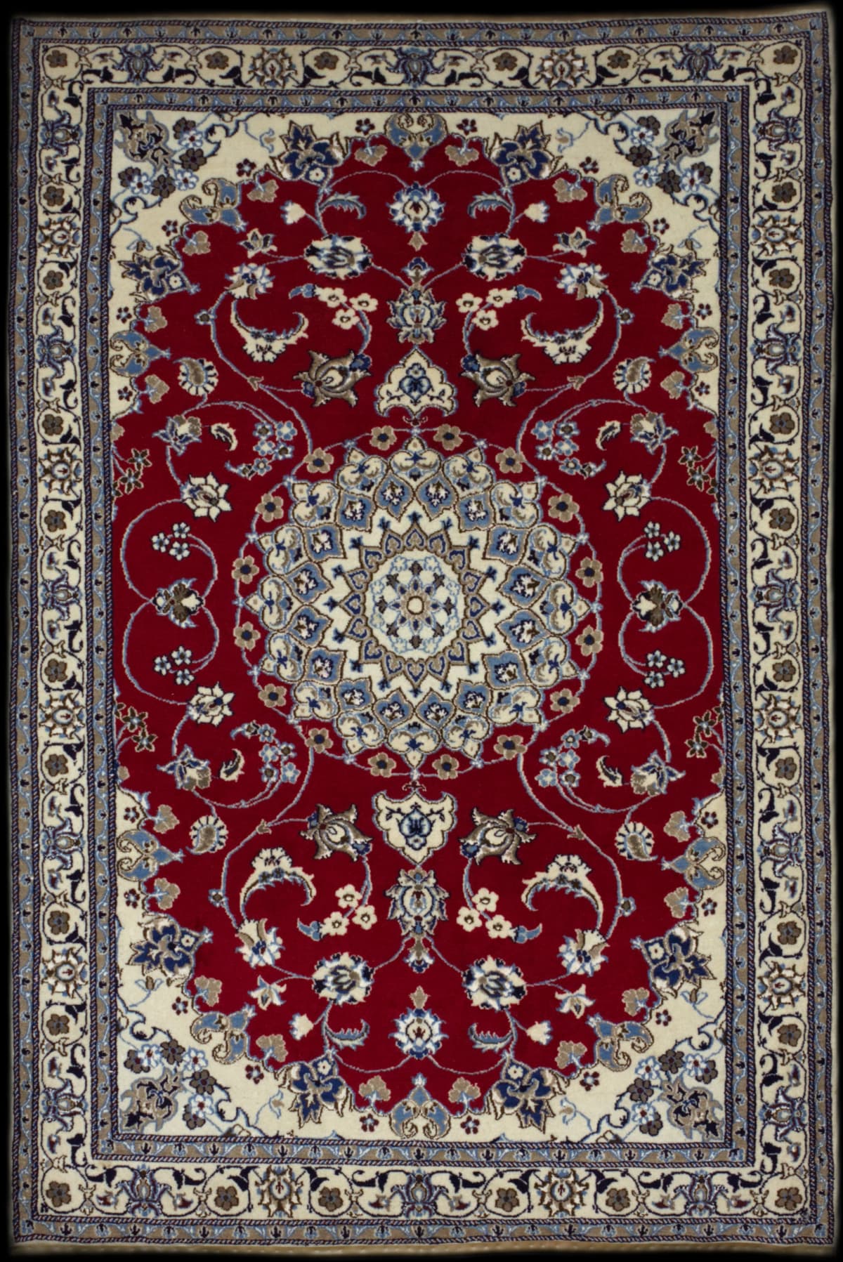 alfombra persa en dimensiones 262 centímetros de largo por 160 centímetros de ancho con colores principalmente rojo