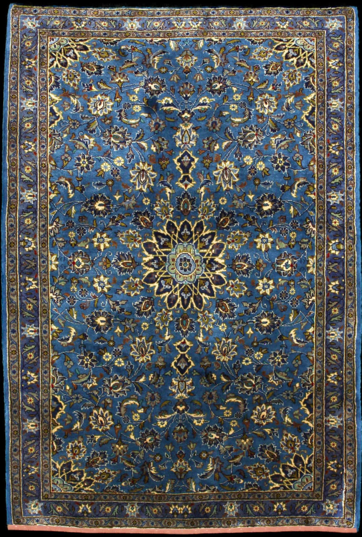 alfombra persa de estilo Kashmar en dimensiones 186 centímetros de largo por 126 centímetros de ancho con colores principalmente azul