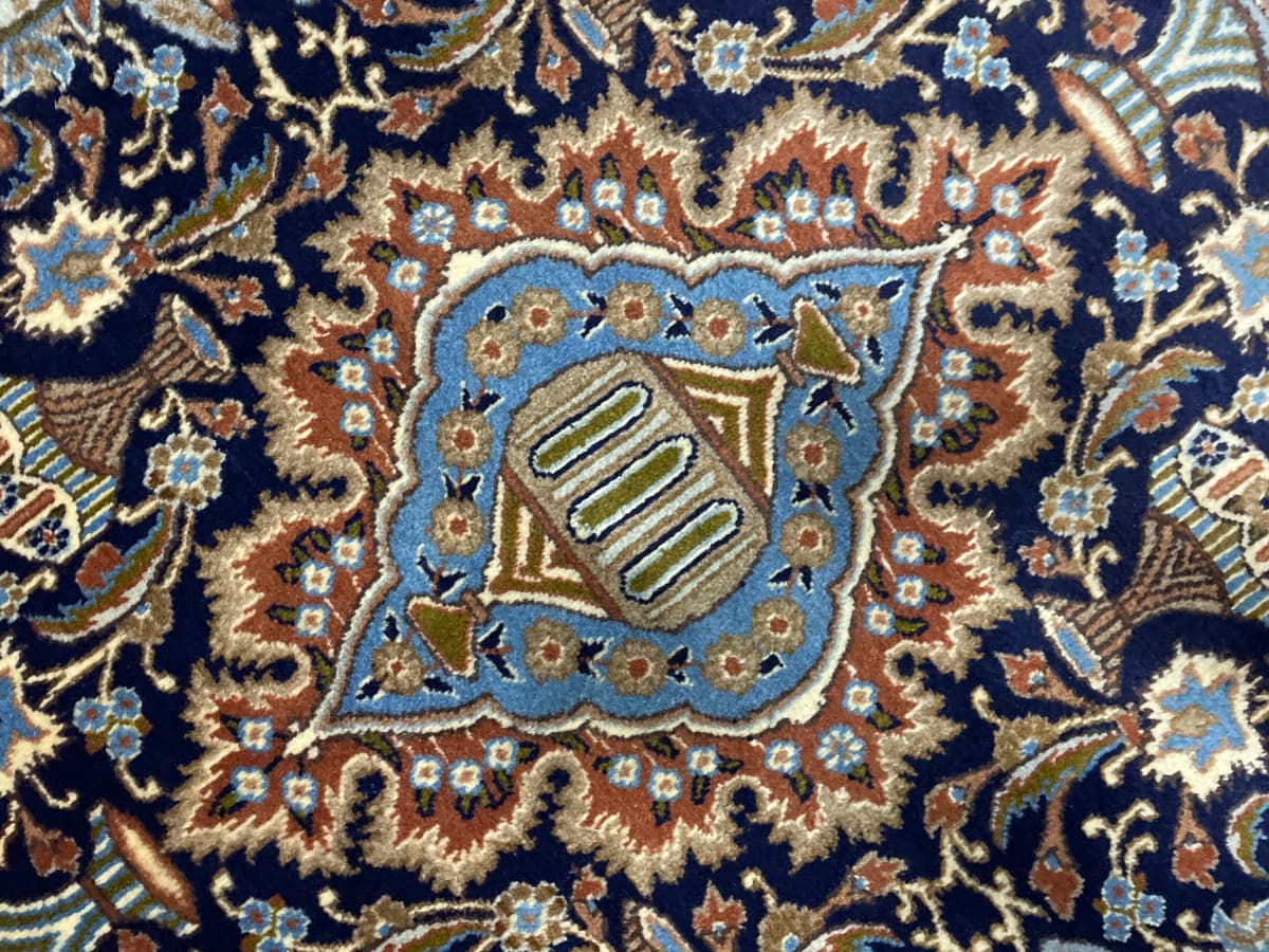 Tapis persan Kashmar, oriental, 107x183 cm, principalement bleu et noir — Gros plan de la texture