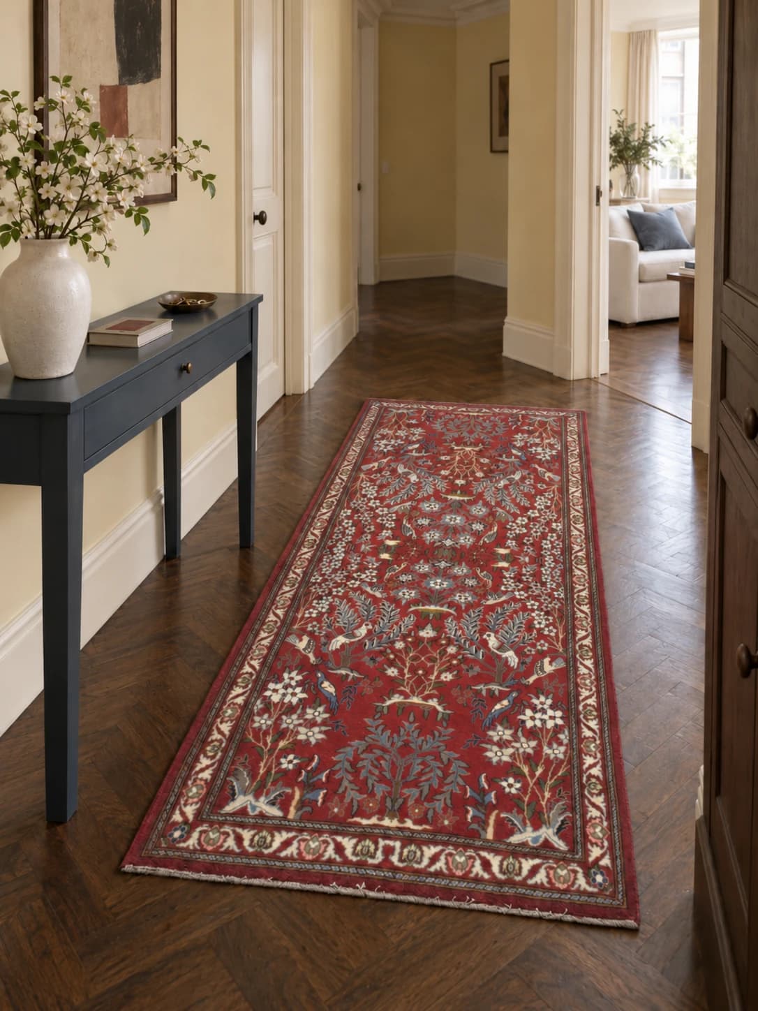 Tapis persan, oriental, 96x220 cm, principalement rouge — Dans une pièce
