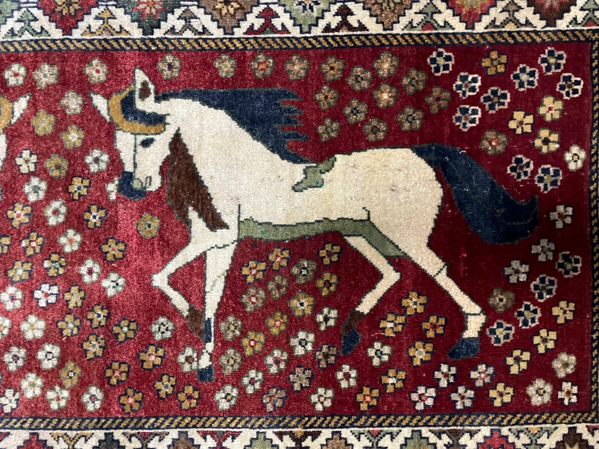 Perserteppich Gabbeh, orientalisch, 96x203 cm, überwiegend in Rot — Nahaufnahme der Textur