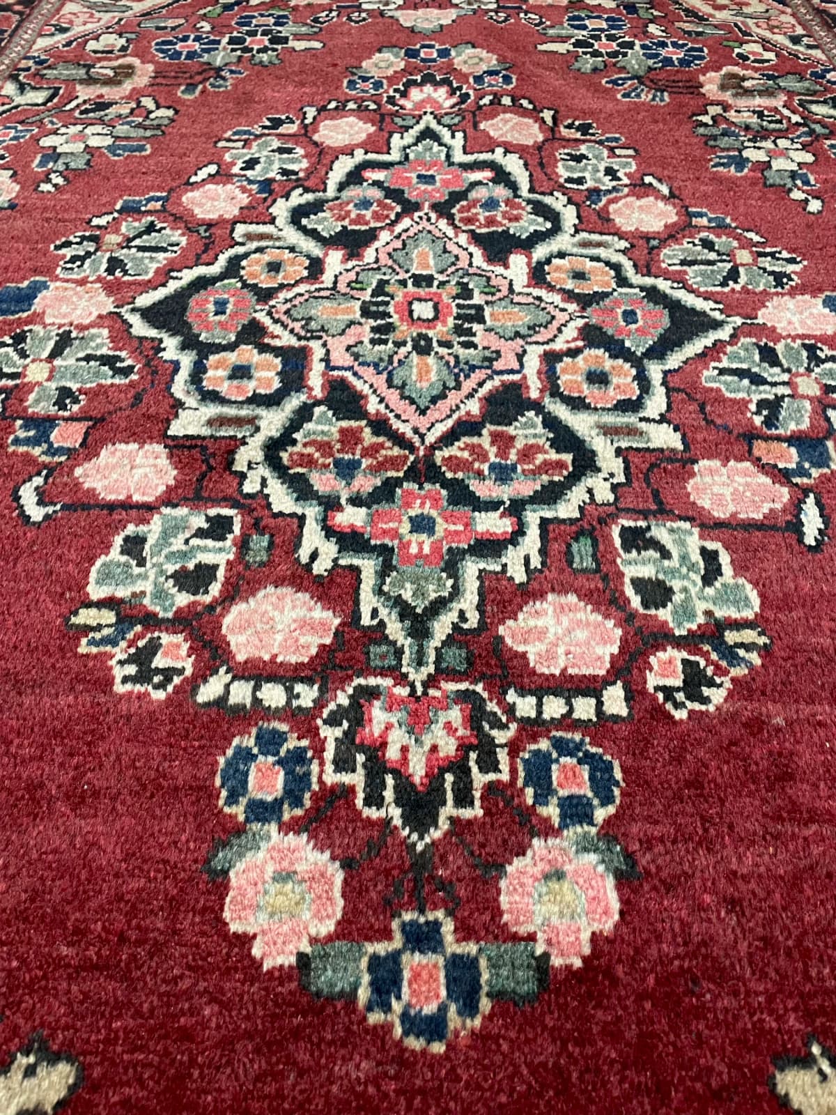 Perserteppich Arak, orientalisch, 126x204 cm, überwiegend in Rot — Perspektive