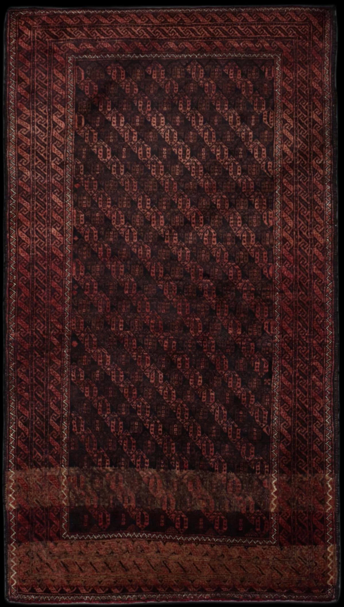 alfombra persa en dimensiones 186 centímetros de largo por 97 centímetros de ancho con colores principalmente rojo