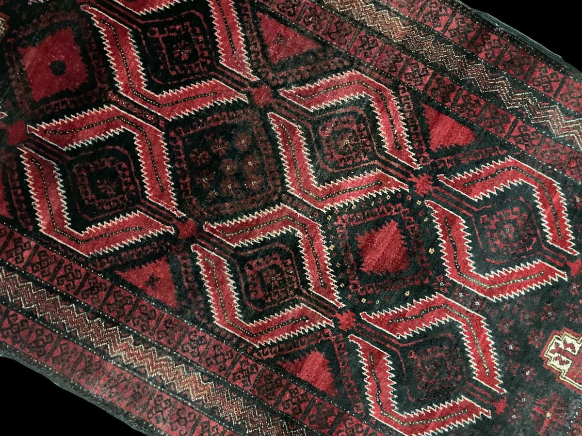 Perserteppich Belutsch, geometrisch, 105x184 cm, überwiegend in Rot — Perspektive