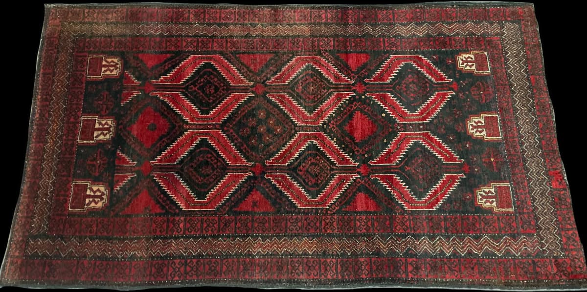 Perserteppich Belutsch, geometrisch, 105x184 cm, überwiegend in Rot — Perspektive