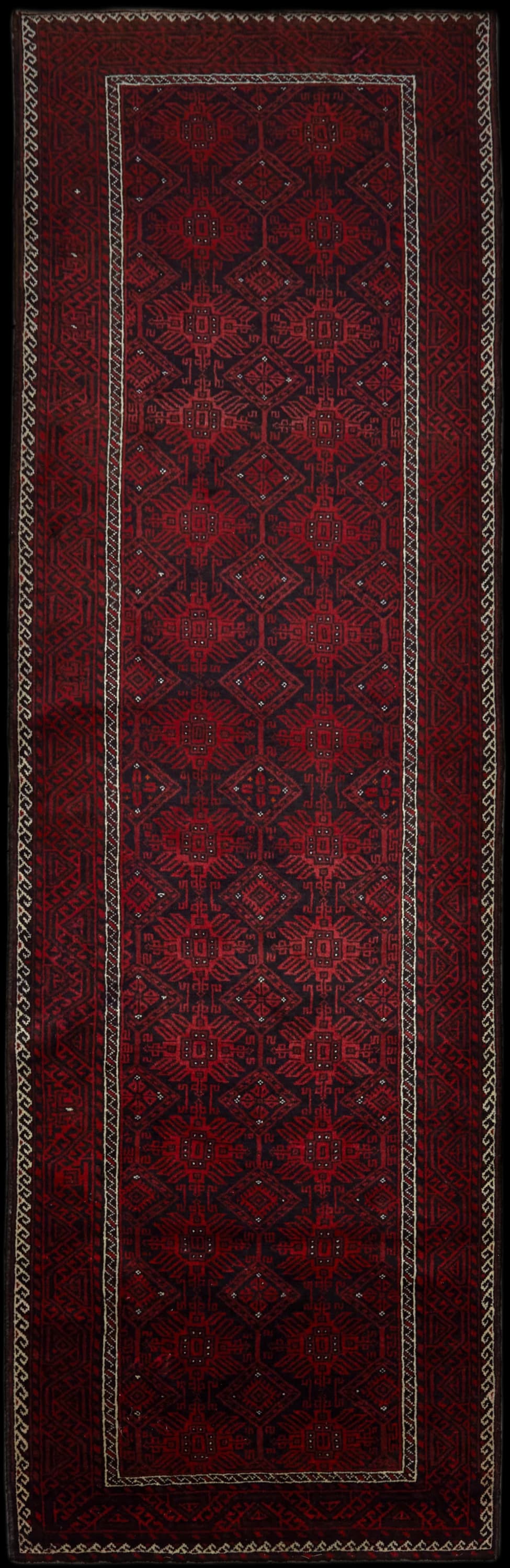 alfombra persa de estilo alfombra geométrica en dimensiones 360 centímetros de largo por 117 centímetros de ancho con colores principalmente rojo
