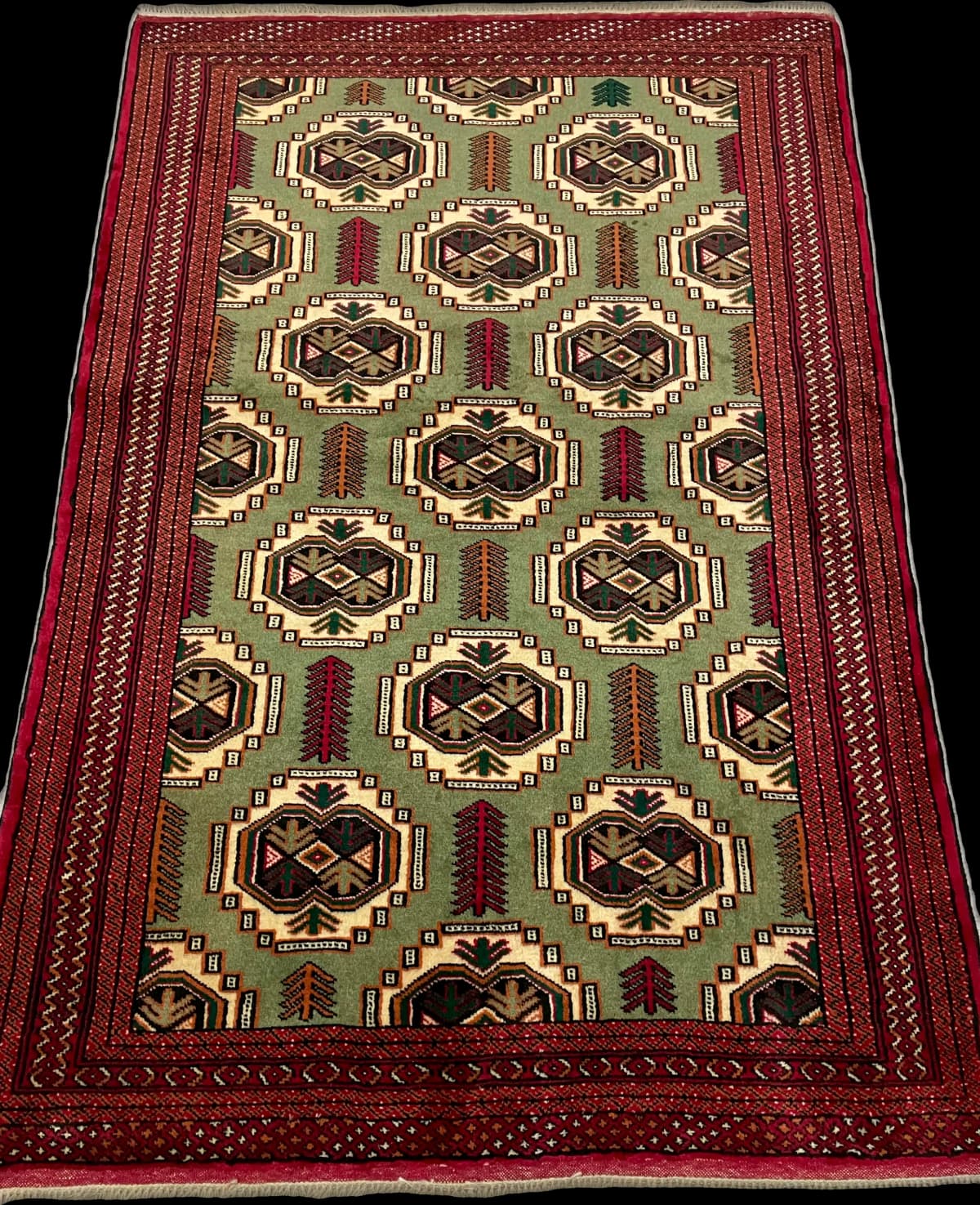 Perserteppich Turkmene, orientalisch, 130x193 cm, überwiegend in Rot und Grün — Perspektive