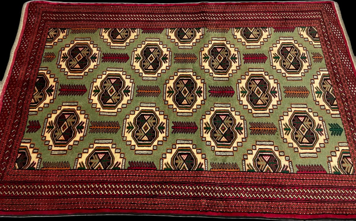 Perserteppich Turkmene, orientalisch, 130x193 cm, überwiegend in Rot und Grün — Perspektive