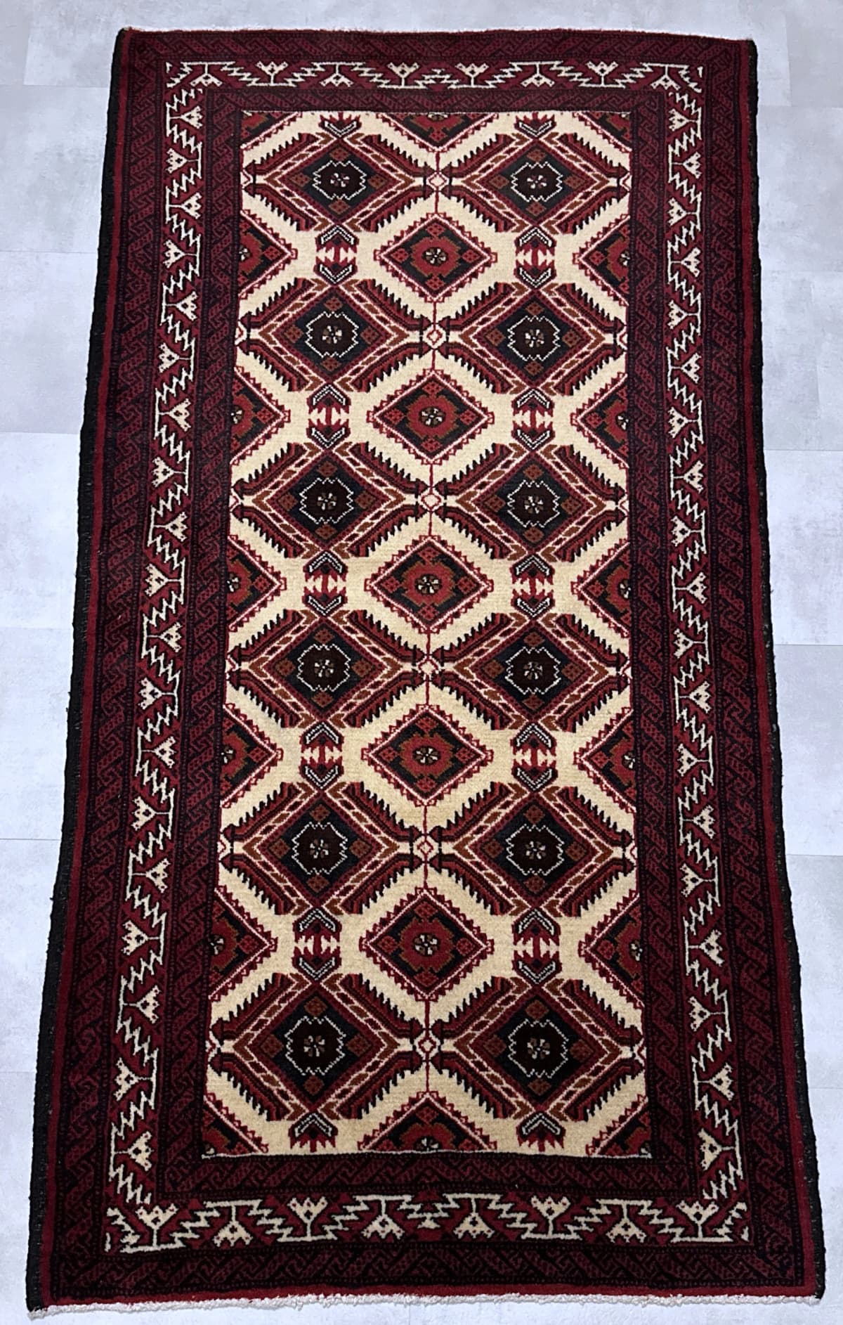 Perserteppich, orientalisch, 100x190 cm, überwiegend in Rot und Beige — Perspektive