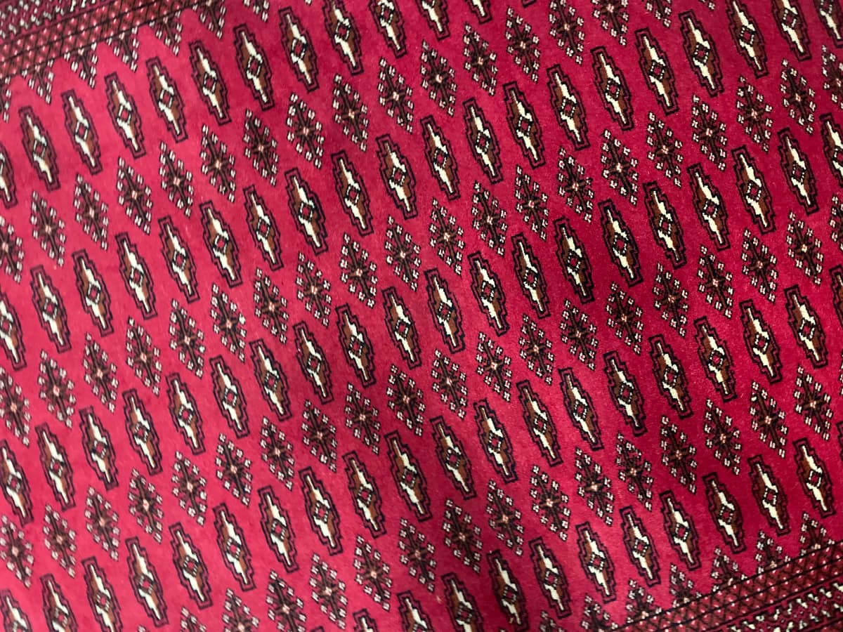 Perserteppich Turkmene, orientalisch, 132x196 cm, überwiegend in Rot — Nahaufnahme der Textur