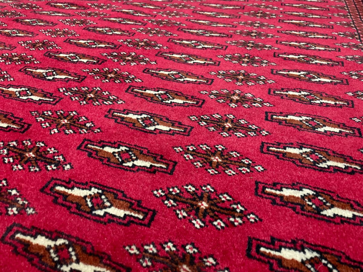 Perserteppich Turkmene, orientalisch, 132x196 cm, überwiegend in Rot — Nahaufnahme der Textur
