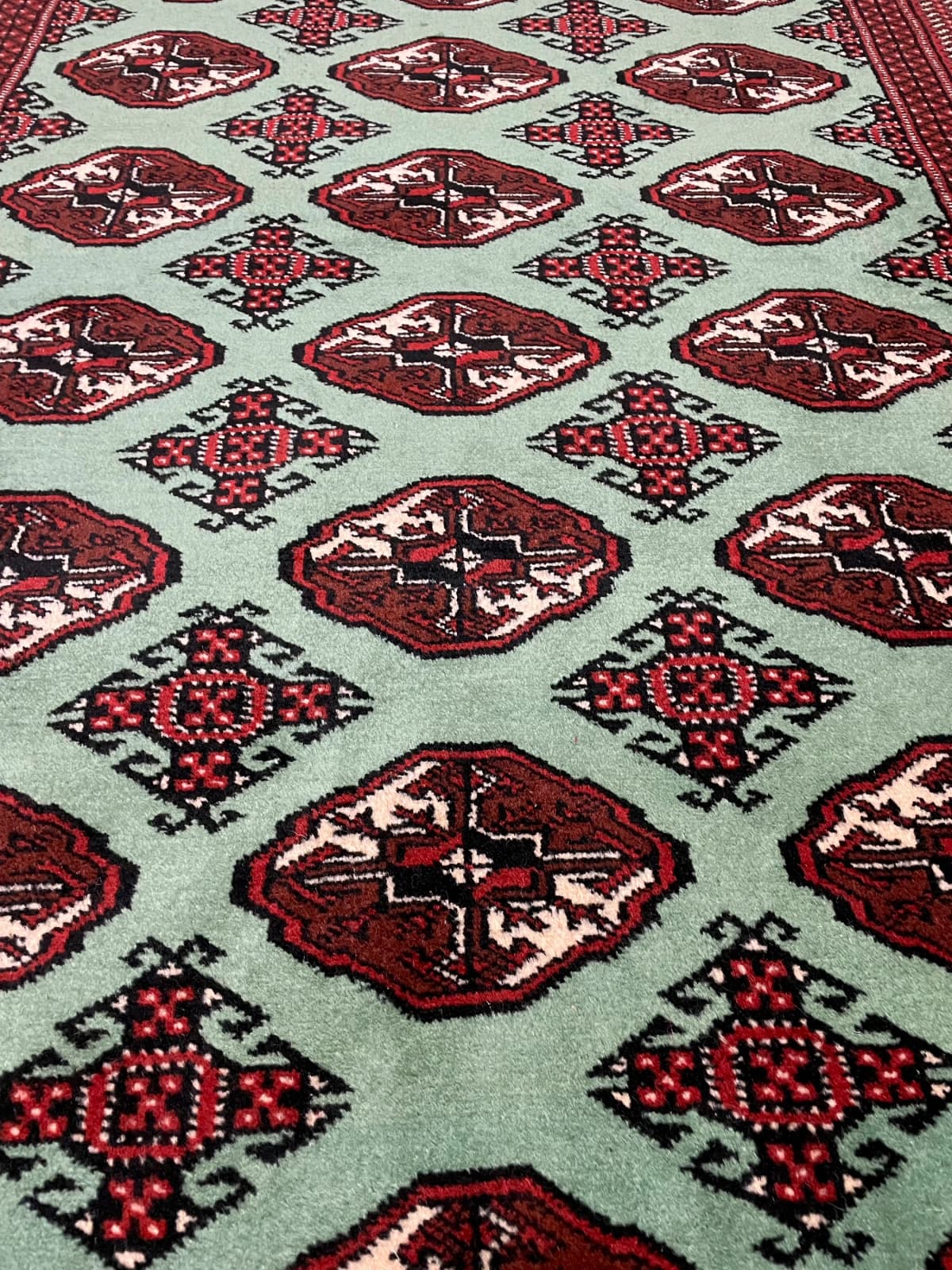 Perserteppich Turkmene, orientalisch, 132x198 cm, überwiegend in Grün — Nahaufnahme der Textur
