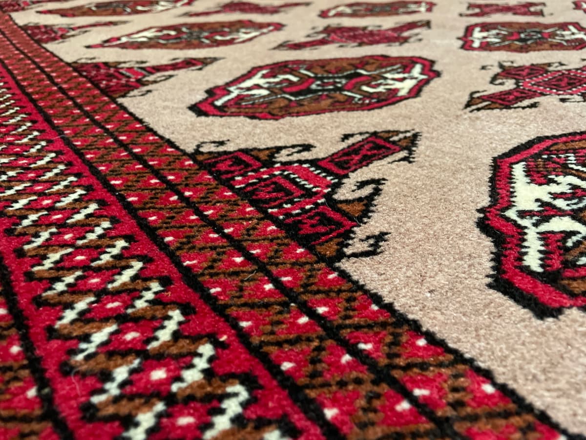Perserteppich Turkmene, orientalisch, 130x190 cm, überwiegend in Rot und Braun — Nahaufnahme der Textur