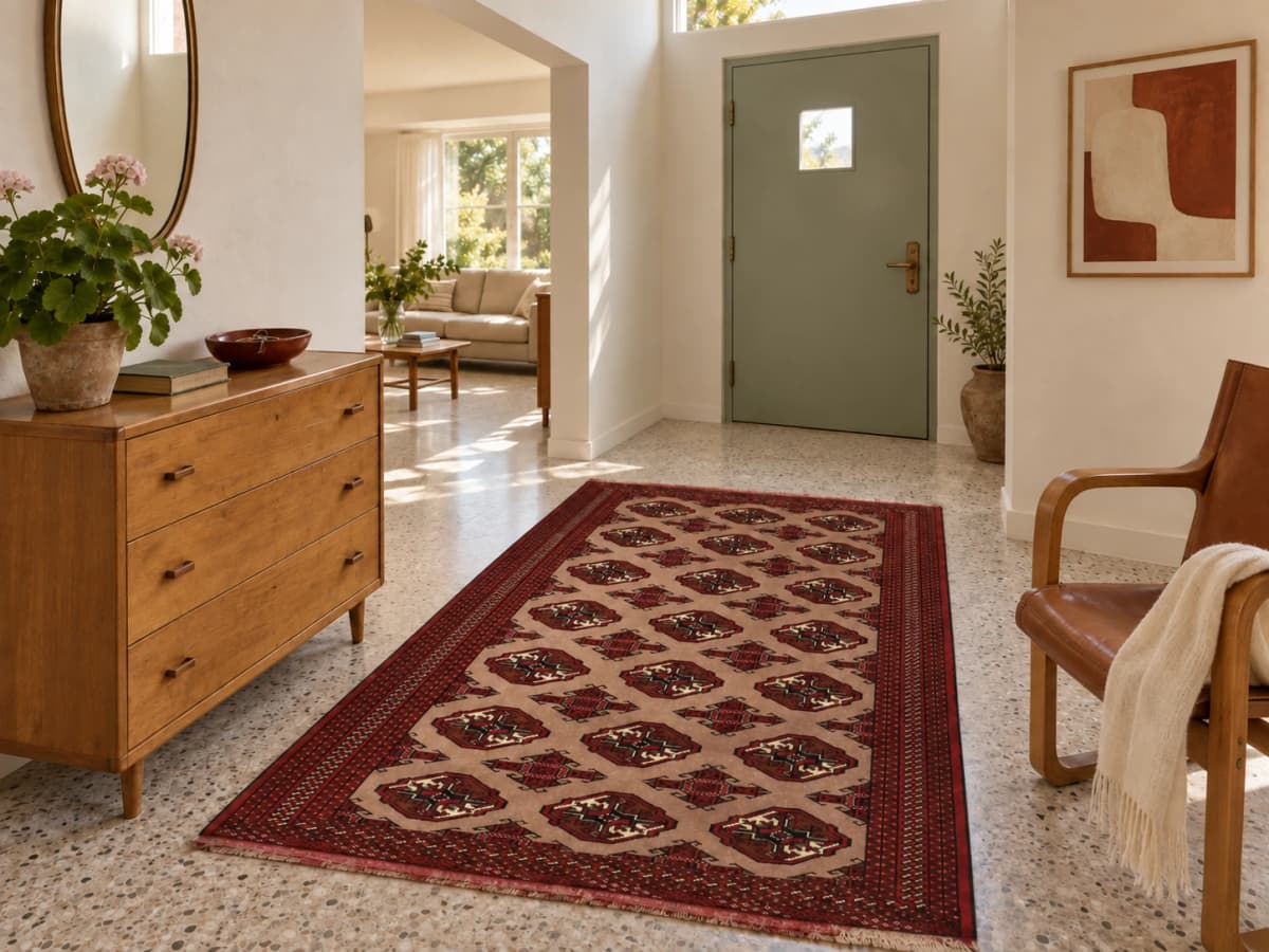 Perserteppich Turkmene, orientalisch, 130x190 cm, überwiegend in Rot und Braun — Im Raum