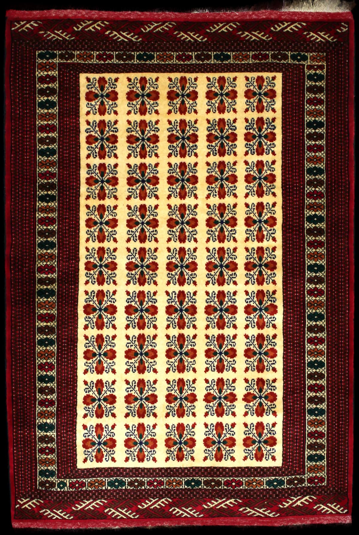 alfombra persa de estilo turcomana en dimensiones 194 centímetros de largo por 132 centímetros de ancho con colores principalmente rojo y beige