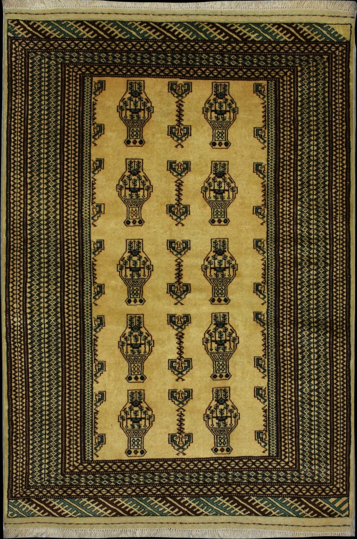 alfombra persa en dimensiones 192 centímetros de largo por 130 centímetros de ancho con colores principalmente amarillo