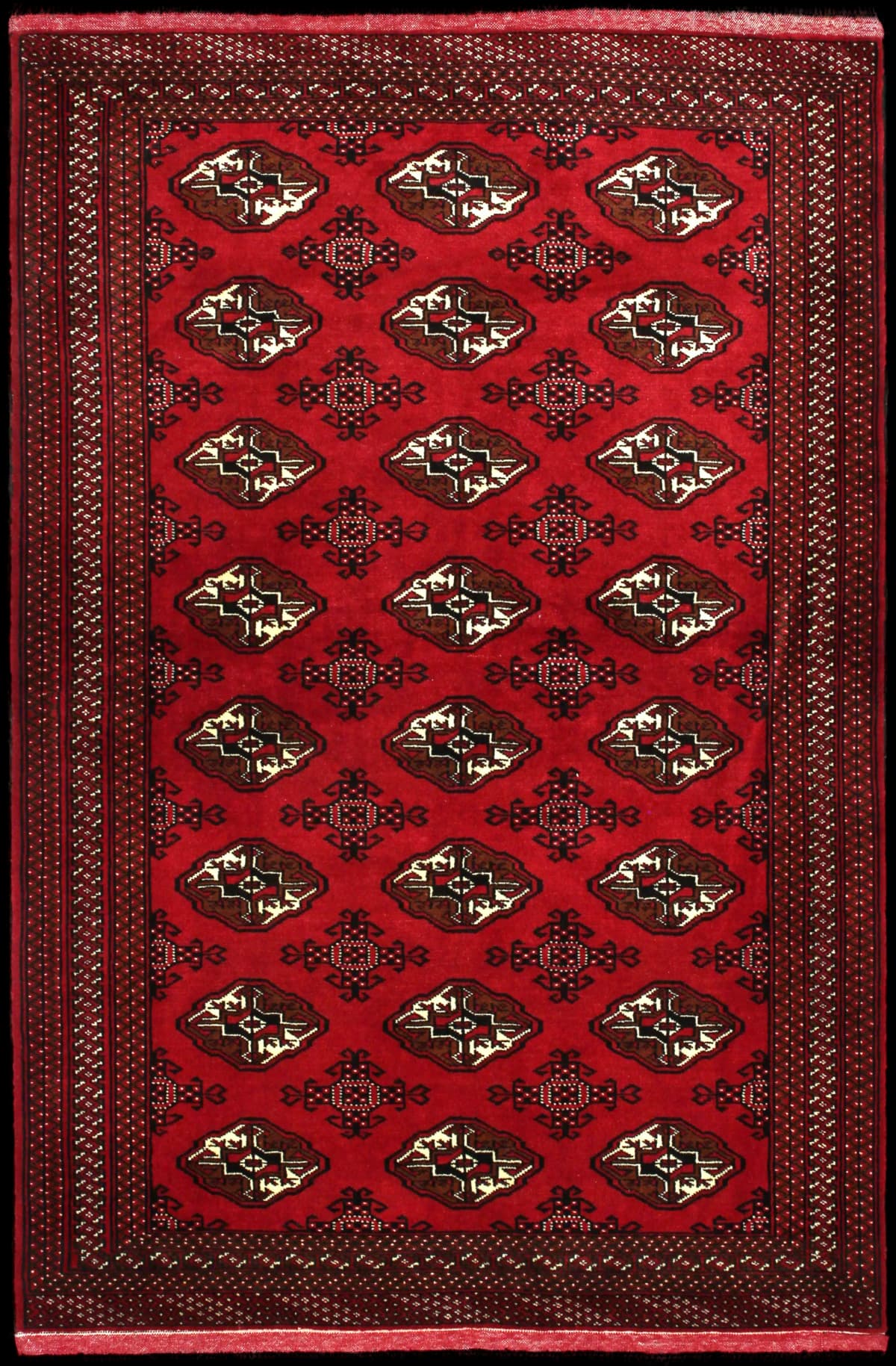 alfombra persa de estilo turcomana en dimensiones 203 centímetros de largo por 132 centímetros de ancho con colores principalmente rojo — Vista completa