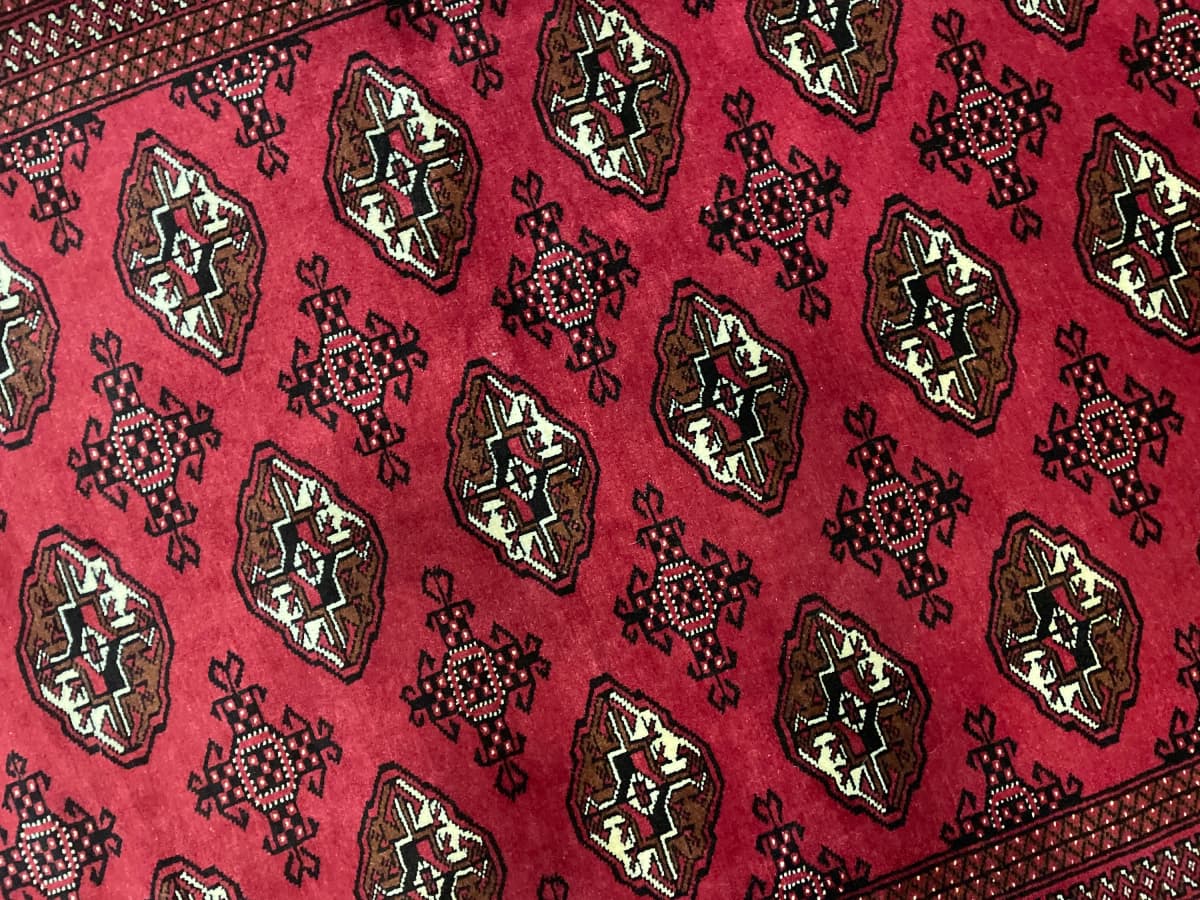 Tapis persan turkmène, oriental, 132x203 cm, principalement rouge — Gros plan de la texture