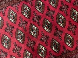 Tapis persan turkmène, oriental, 132x203 cm, principalement rouge — Gros plan de la texture