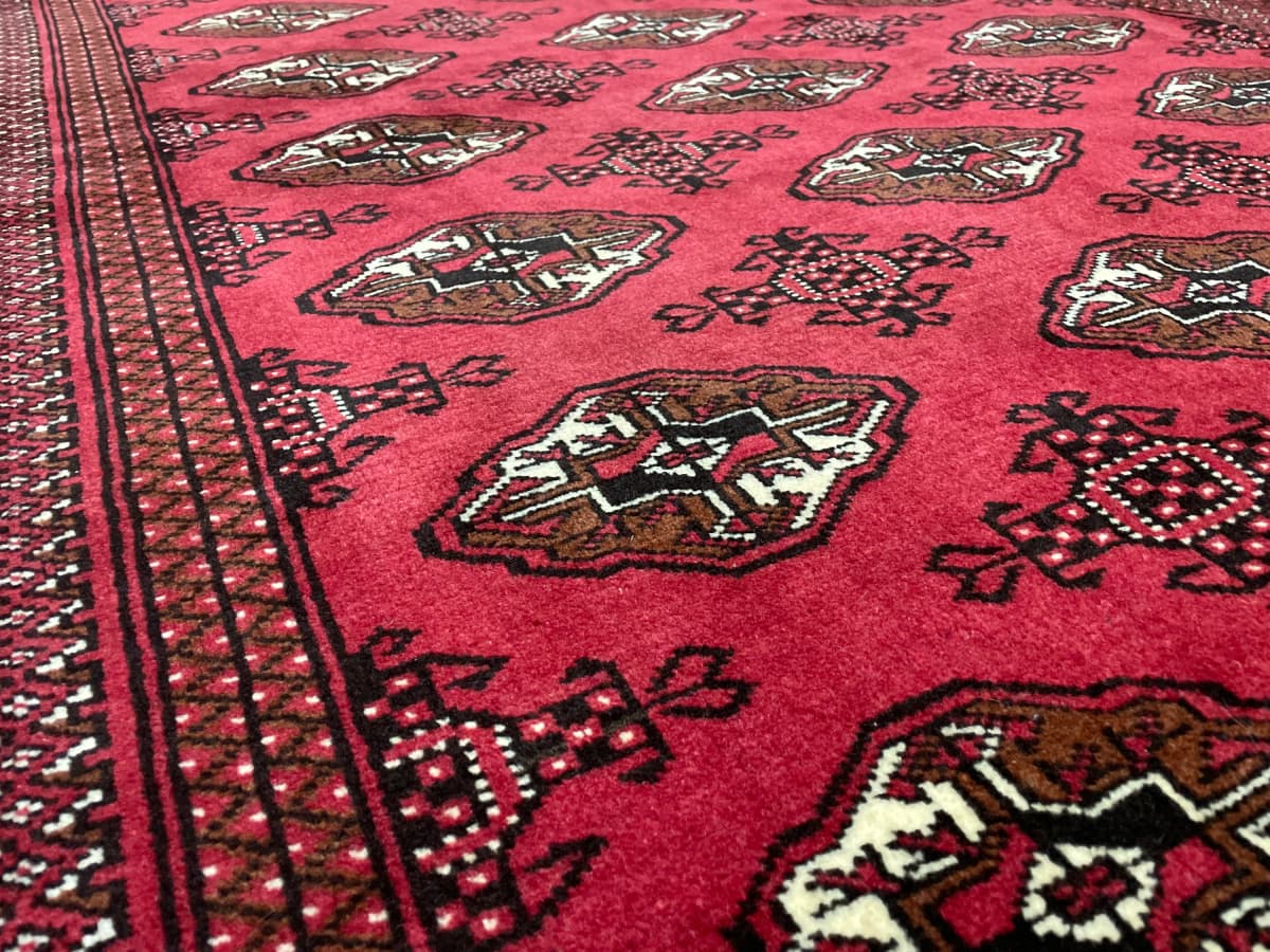 Tapis persan turkmène, oriental, 132x203 cm, principalement rouge — Gros plan de la texture