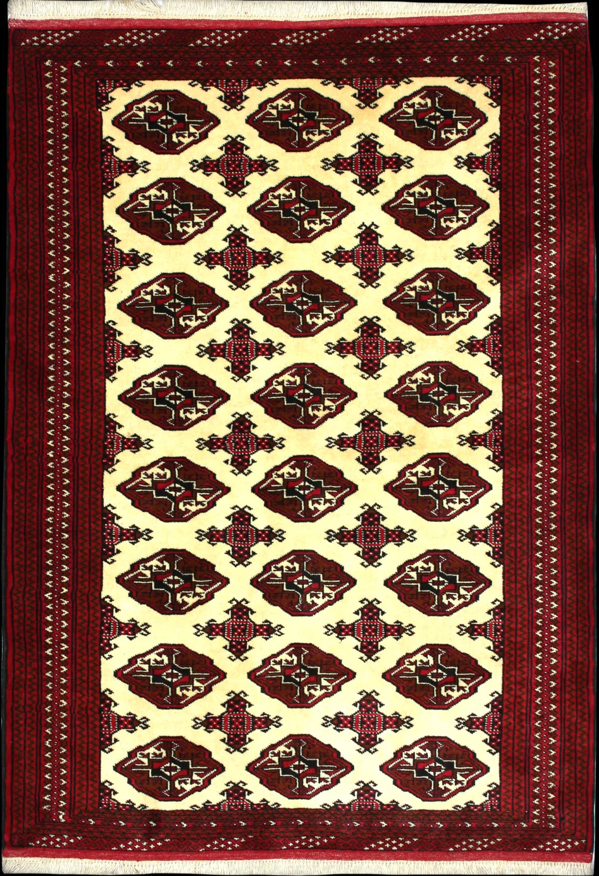 alfombra persa en dimensiones 190 centímetros de largo por 132 centímetros de ancho con colores principalmente rojo y beige