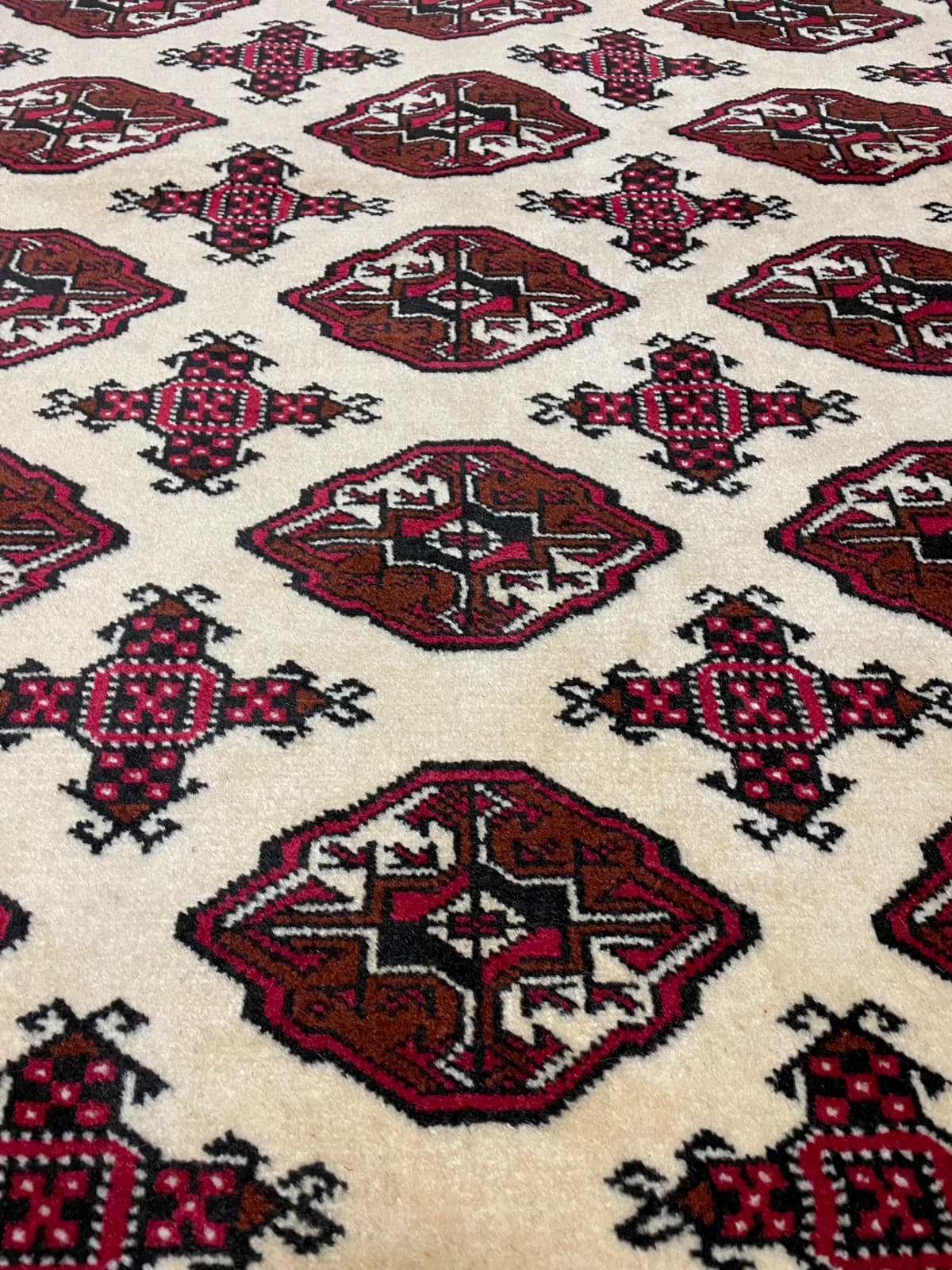 Perserteppich, orientalisch, 132x190 cm, überwiegend in Rot und Beige — Nahaufnahme der Textur