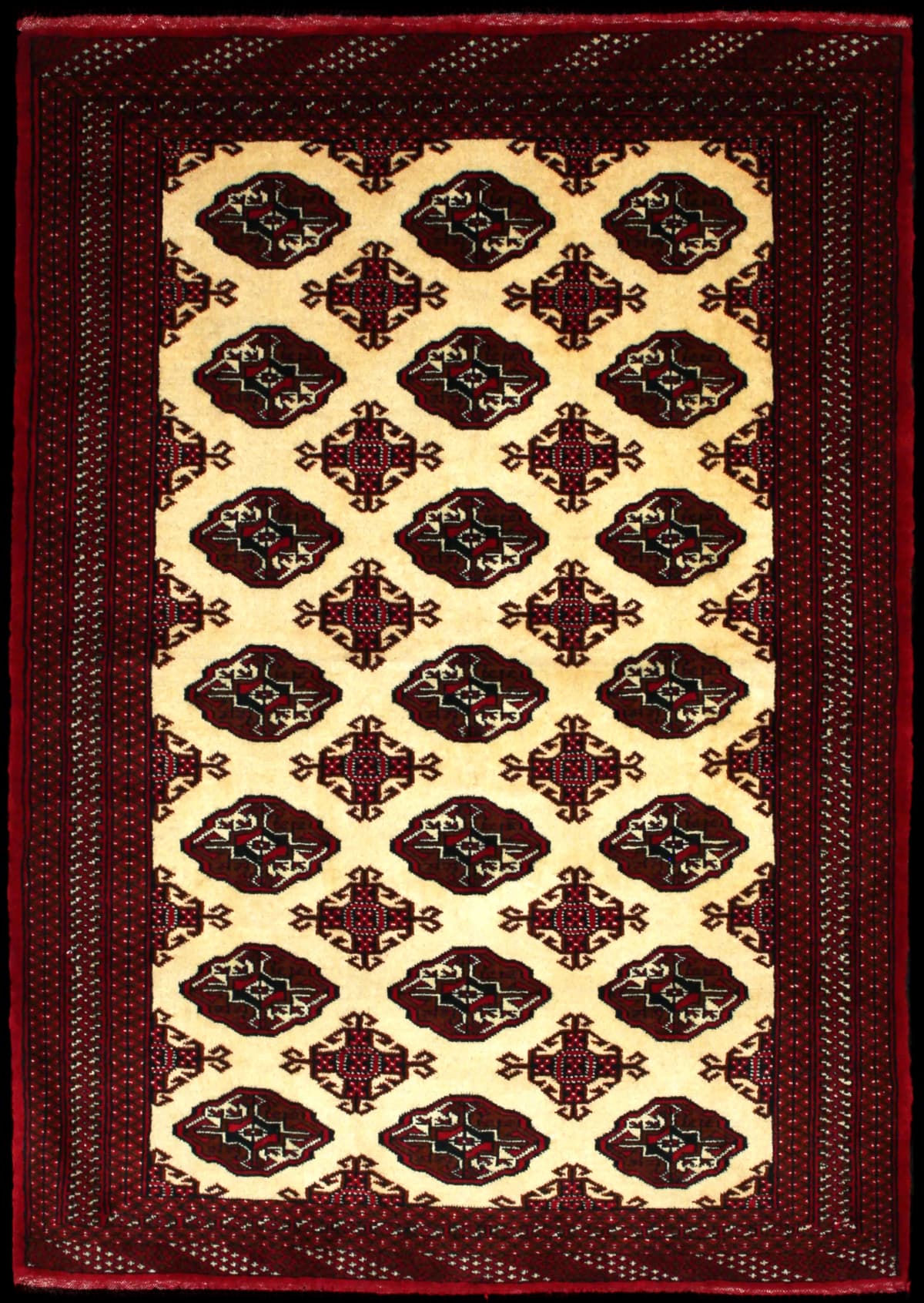 alfombra persa de estilo turcomana en dimensiones 190 centímetros de largo por 132 centímetros de ancho con colores principalmente beige