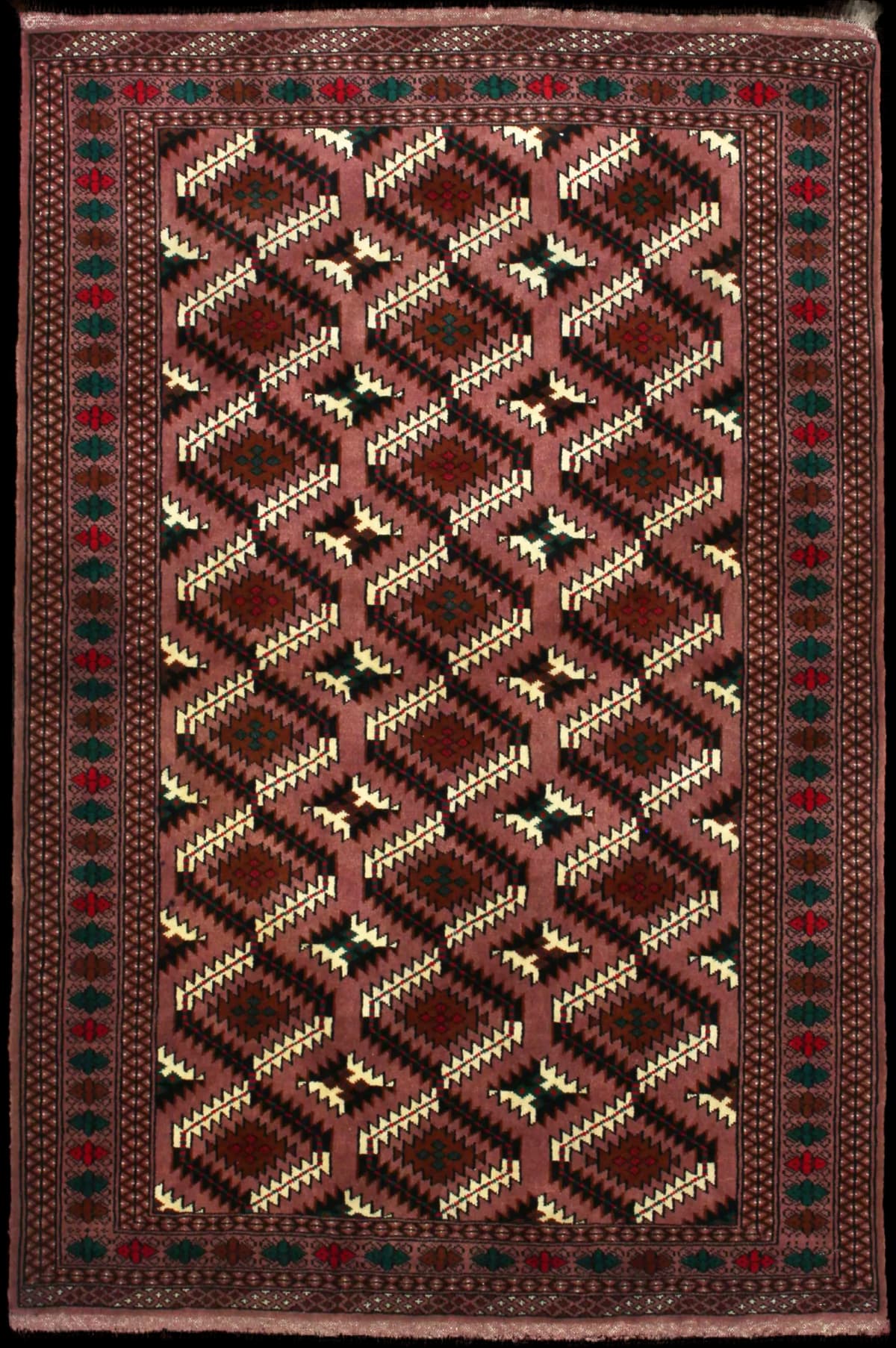 persischer Teppich im turkmenischer Stil in den Maßen 200 Zentimeter Länge mal 133 Zentimeter Breite mit überwiegend braun Farben