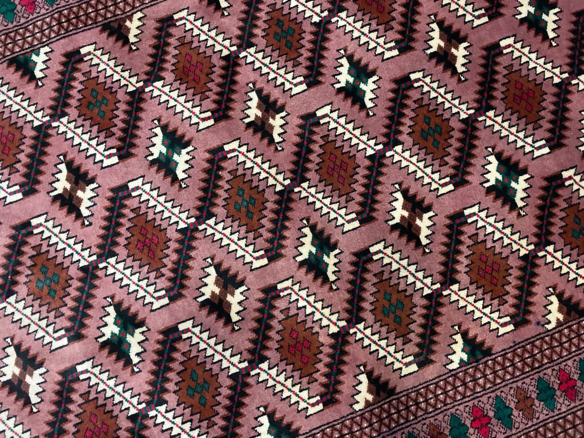 Tapis persan turkmène, géométrique, 133x200 cm, principalement marron — Gros plan de la texture