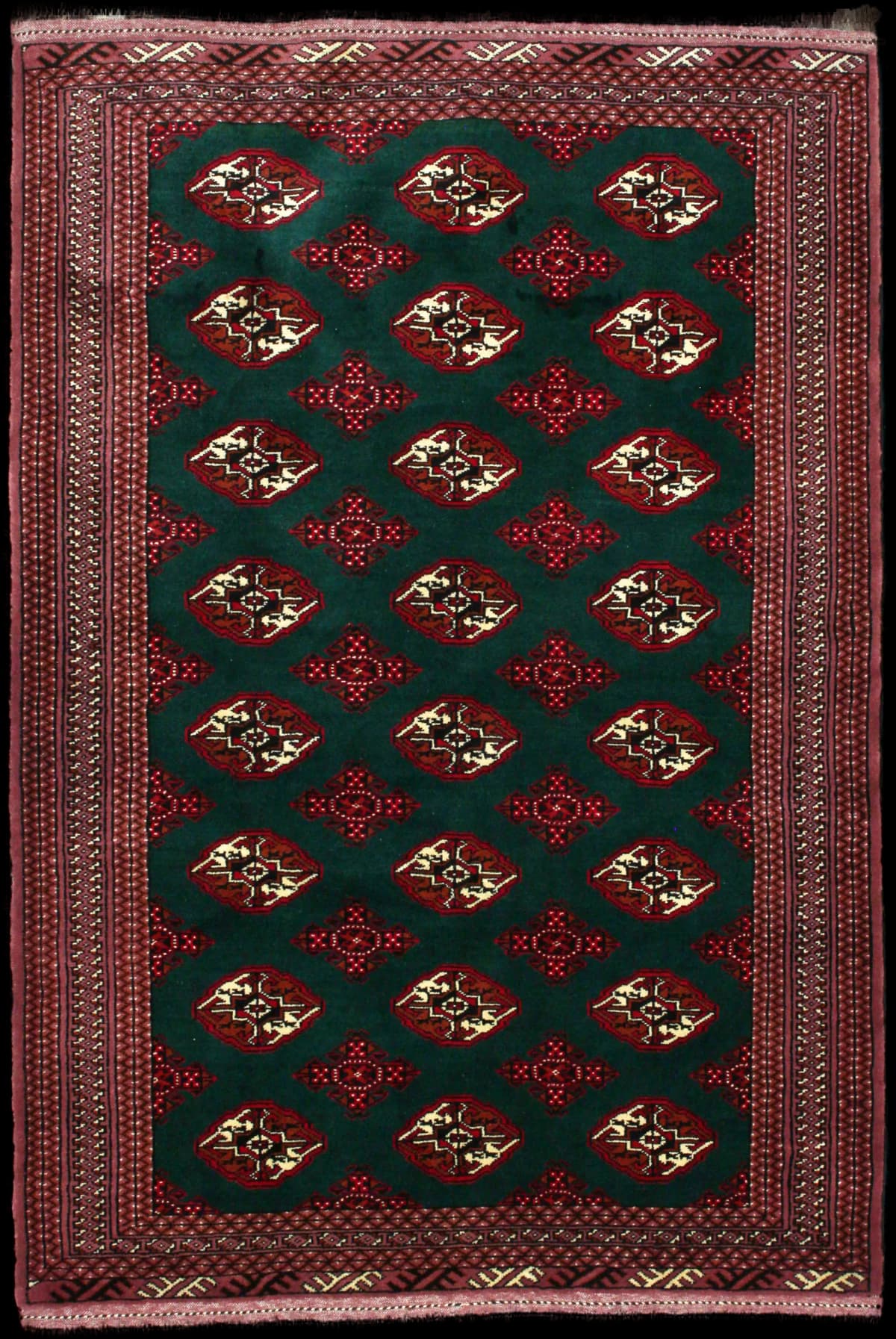 alfombra persa de estilo turcomana en dimensiones 196 centímetros de largo por 132 centímetros de ancho con colores principalmente verde