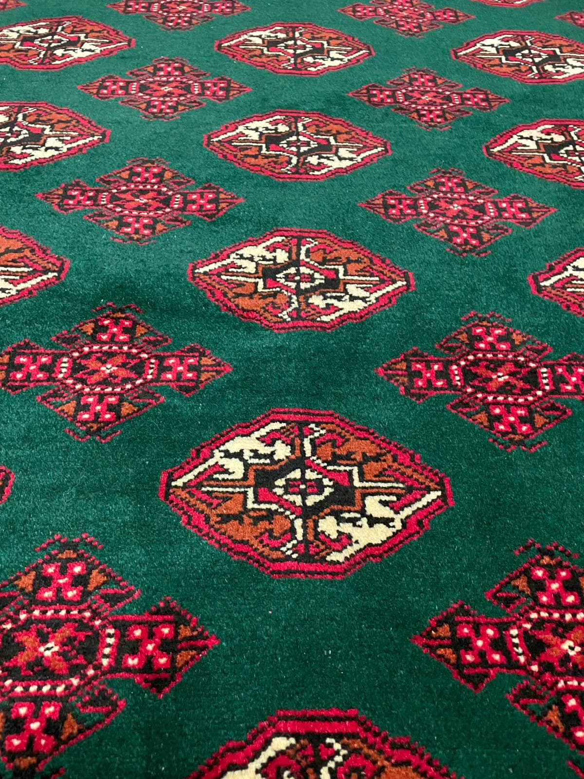 Perserteppich Turkmene, orientalisch, 132x196 cm, überwiegend in Grün — Nahaufnahme der Textur