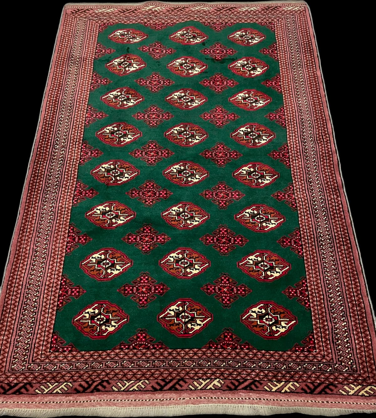 Perserteppich Turkmene, orientalisch, 132x196 cm, überwiegend in Grün — Perspektive