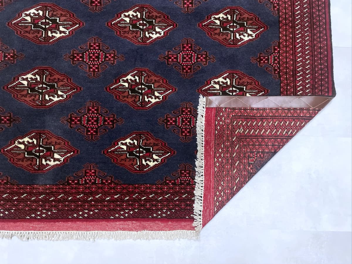 Perserteppich, orientalisch, 134x198 cm, überwiegend in Blau und Rot — Gefaltet