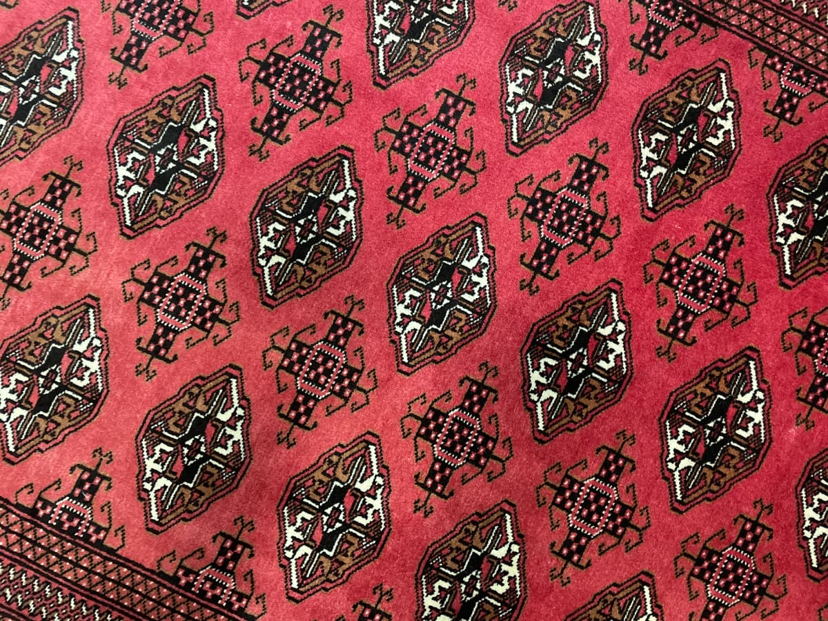 Perserteppich Turkmene, orientalisch, 136x193 cm, überwiegend in Rot — Nahaufnahme der Textur