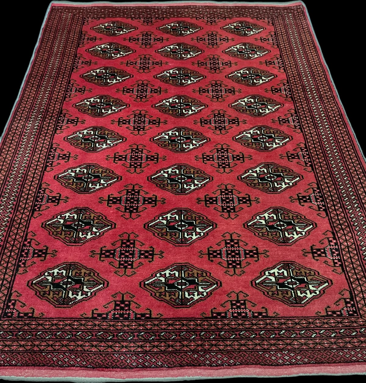 Perserteppich Turkmene, orientalisch, 136x193 cm, überwiegend in Rot — Perspektive